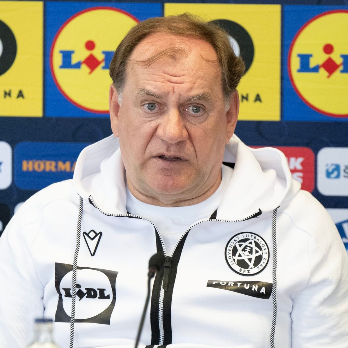 Na snímke tréner slovenskej futbalovej reprezentácie Vladimír Weiss st. počas tlačovej konferencie k nominácii Slovenska.