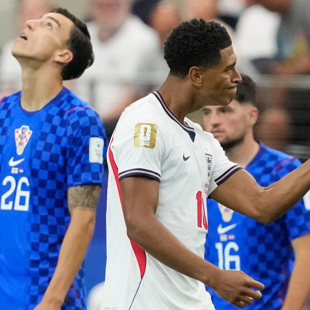Jude Bellingham (10) oslavuje tretí gól svojho tímu počas zápasu skupiny L na majstrovstvách sveta vo futbale medzi Anglickom a Chorvátskom.