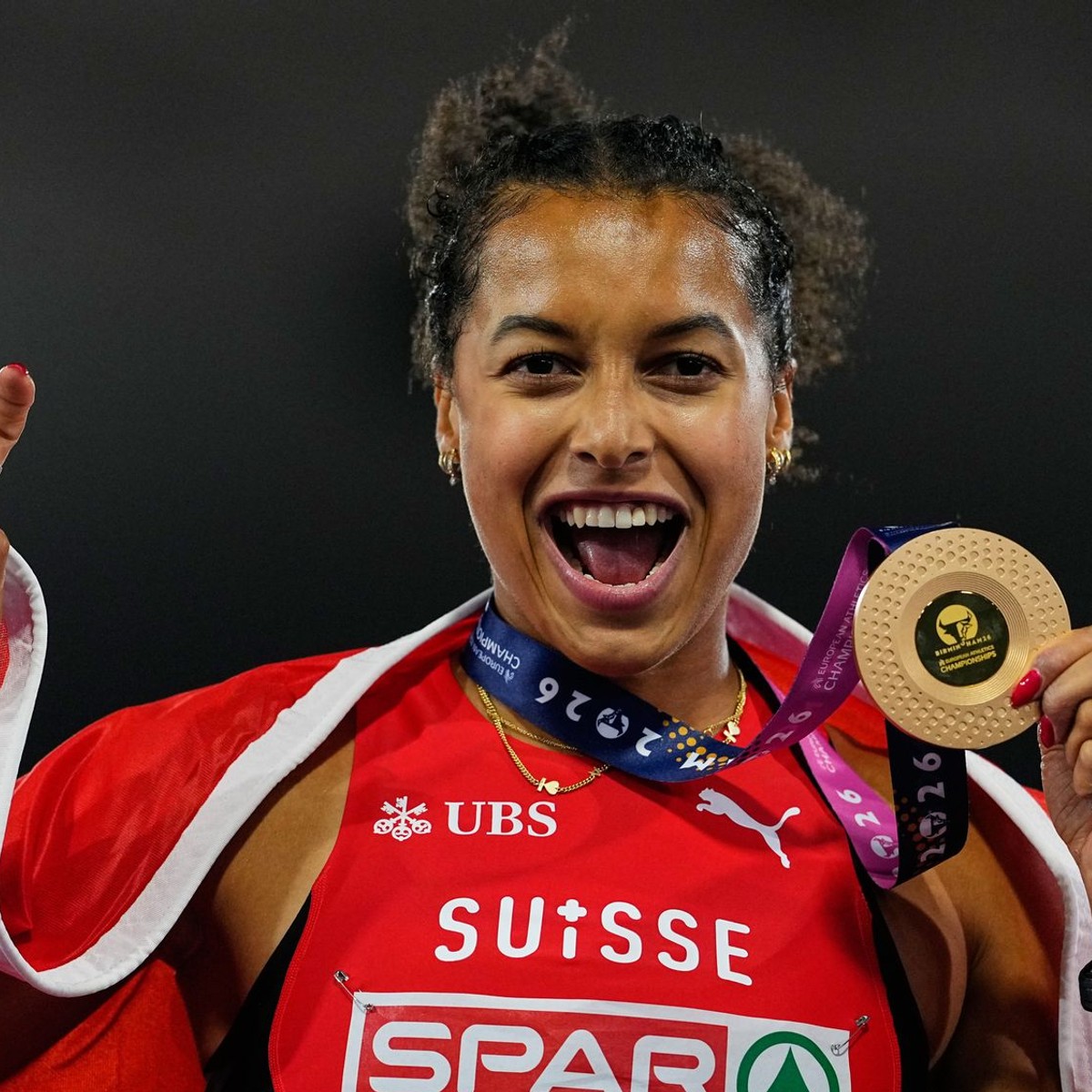 Švajčiarka Audrey Werrová oslavuje zisk zlatej medaily na ME v atletike 2026.