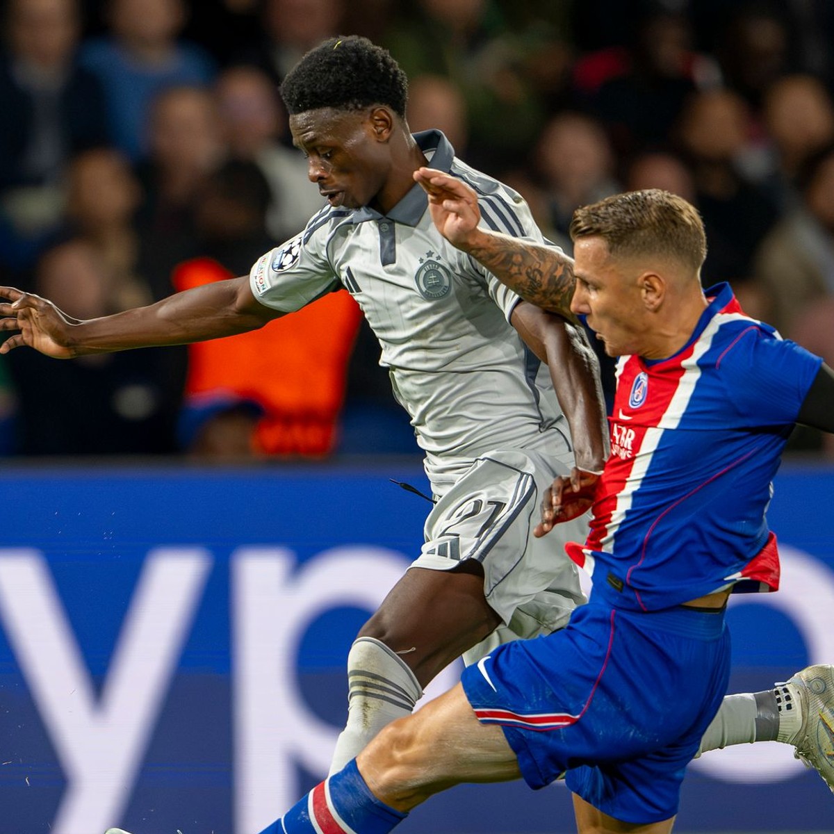 Na snímke hráč Slovana Suleiman Camara (vľavo) a hráč Paríža St. Germain Lucas Digne bojujú o loptu počas zápasu 1. kola ligovej fázy Ligy majstrov vo futbale Paríž St. Germain - ŠK Slovan.