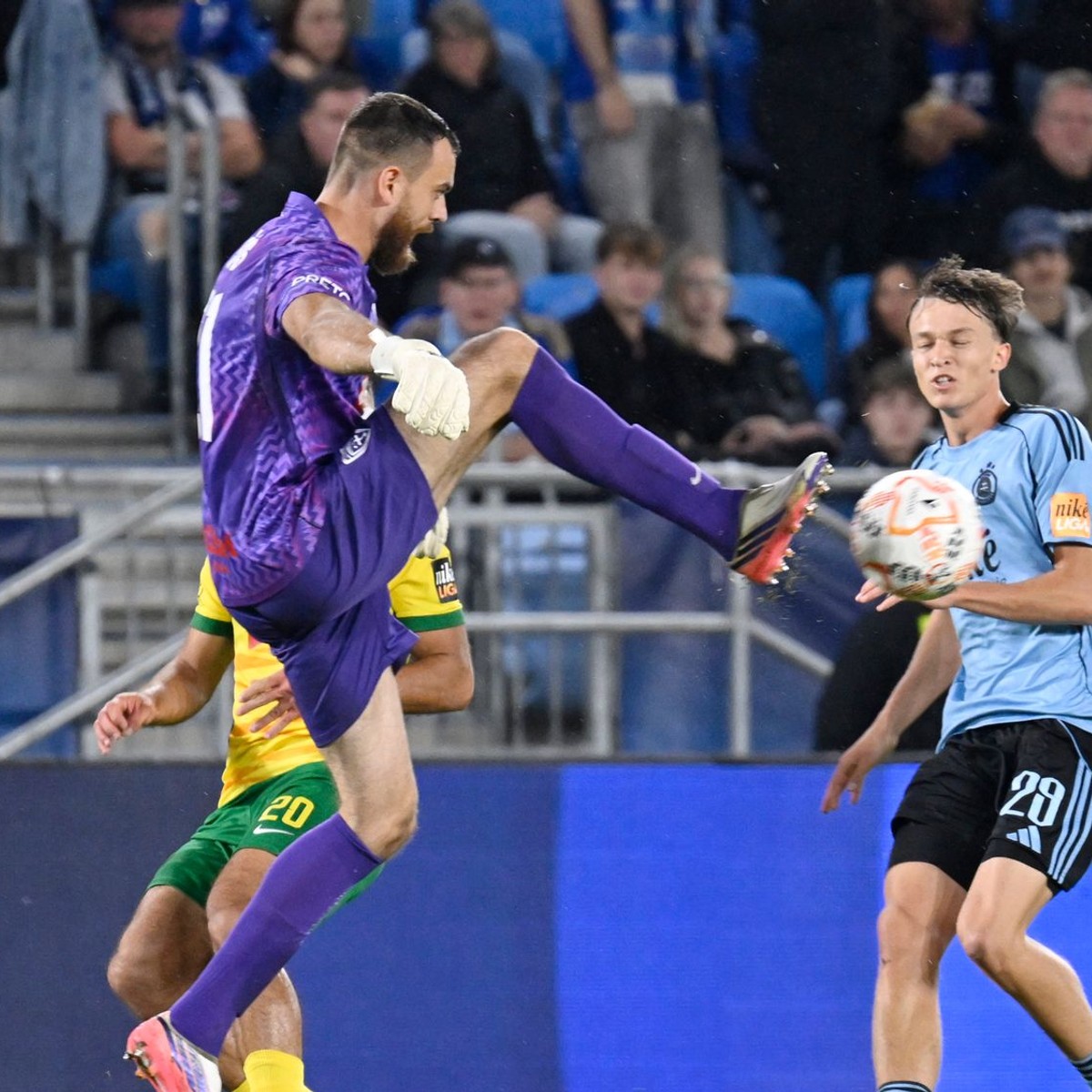 Na snímke vľavo brankár Dávid Šípoš (Žilina) a vpravo Alexej Maroš (Slovan).