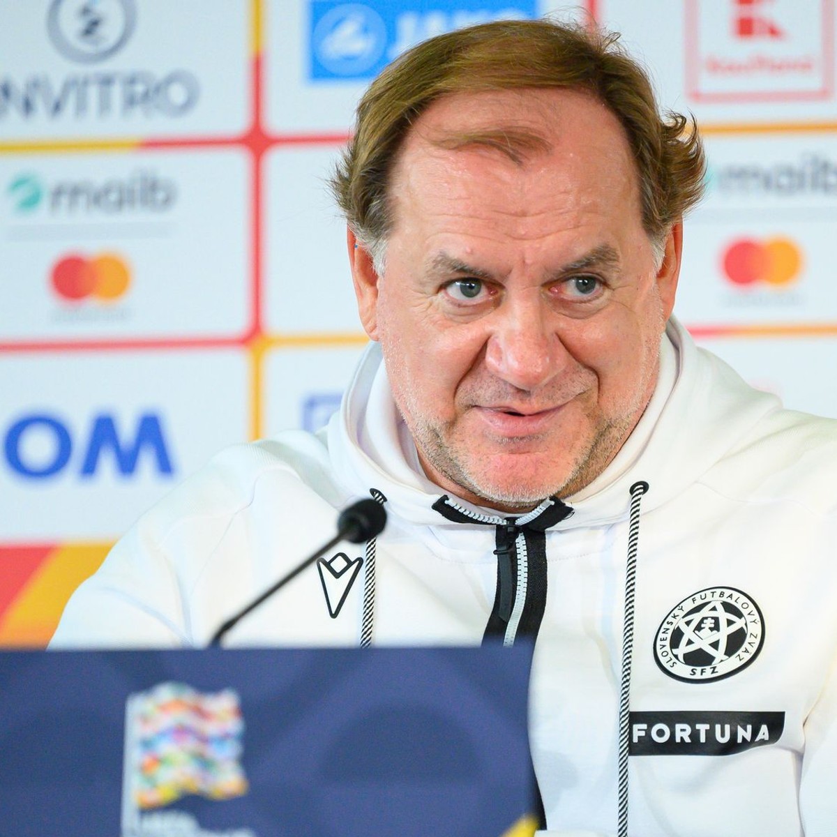 Na snímke tréner slovenskej futbalovej reprezentácie Vladimír Weiss st. počas tlačovej konferencie.