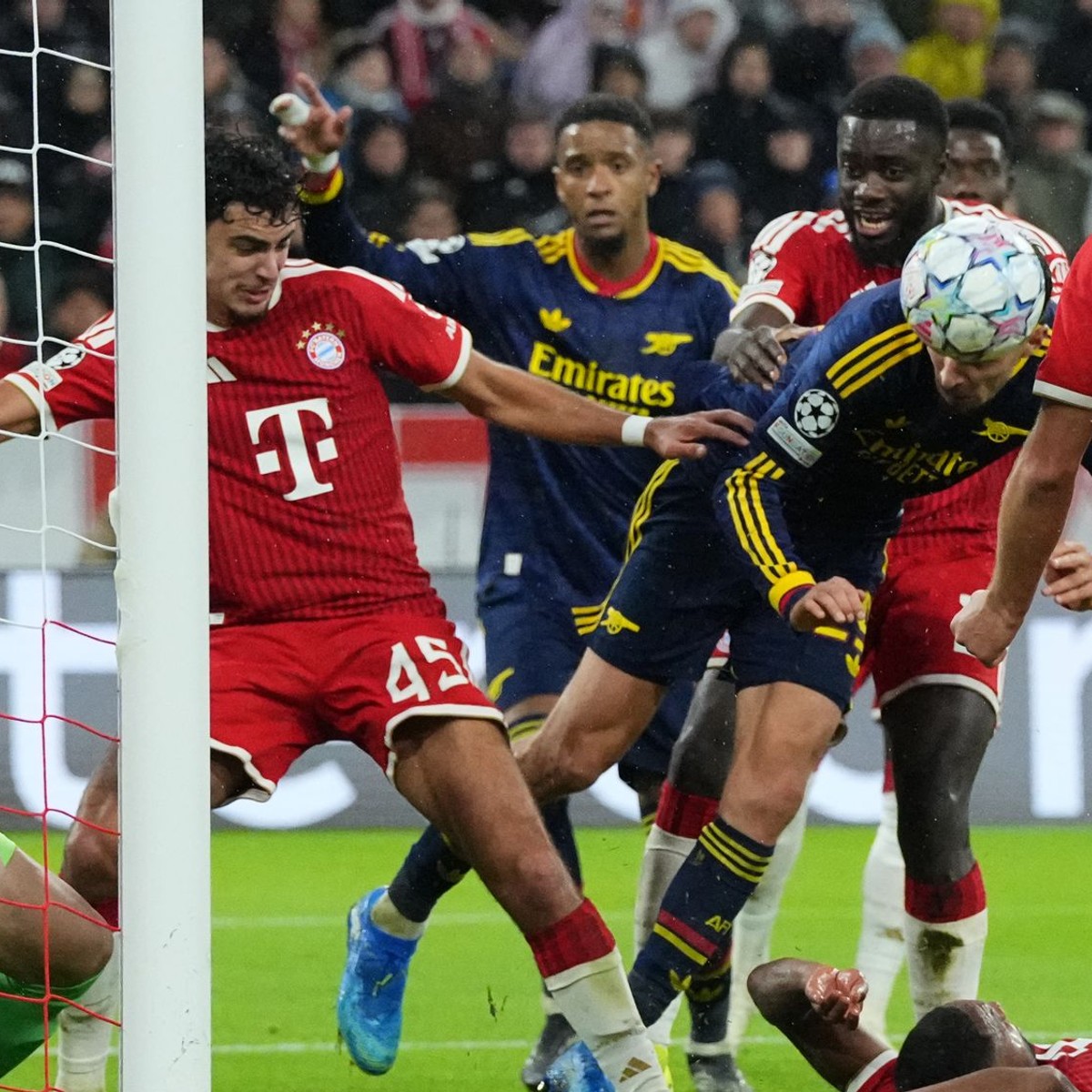 Momentka zo zápasu Bayern - Arsenal.
