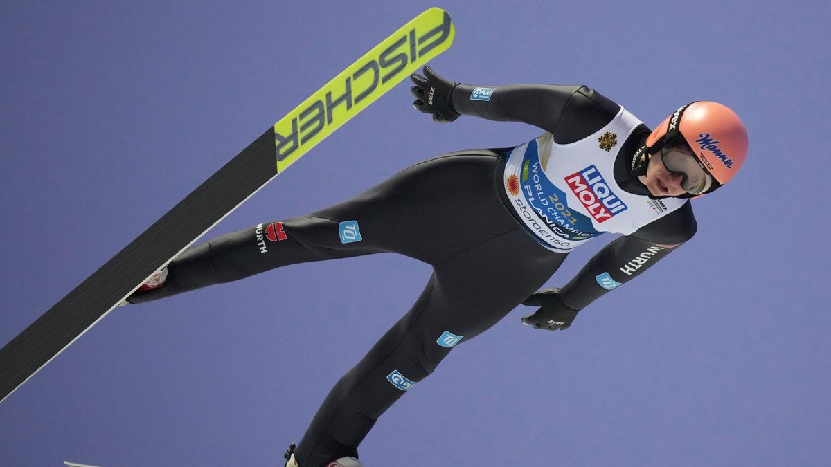 Nemecký skokan na lyžiach Karl Geiger počas MS v Planici 2023.