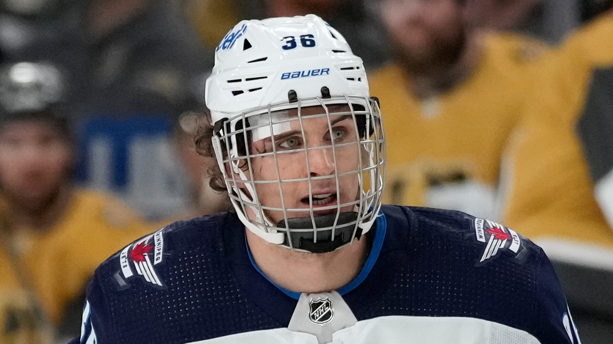 Morgan Barron v drese Winnipeg Jets.