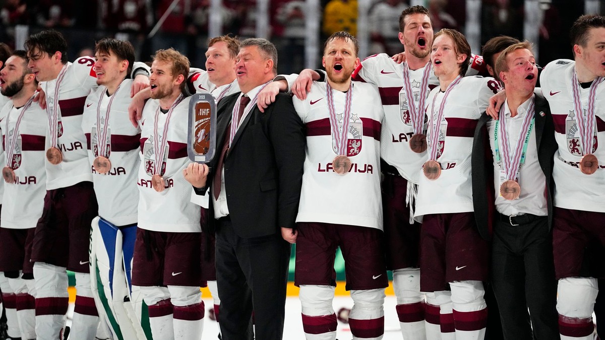 Hráči Lotyšska oslavujú bronzové medaily