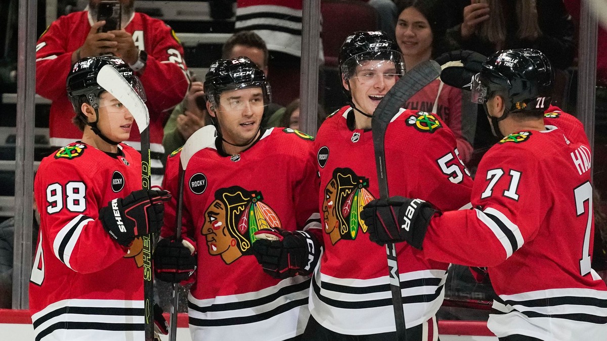 Hráči Chicago Blackhawks zľava Connor Bedard, Philipp Kurashev, Kevin Korchinski a Taylor Hall.