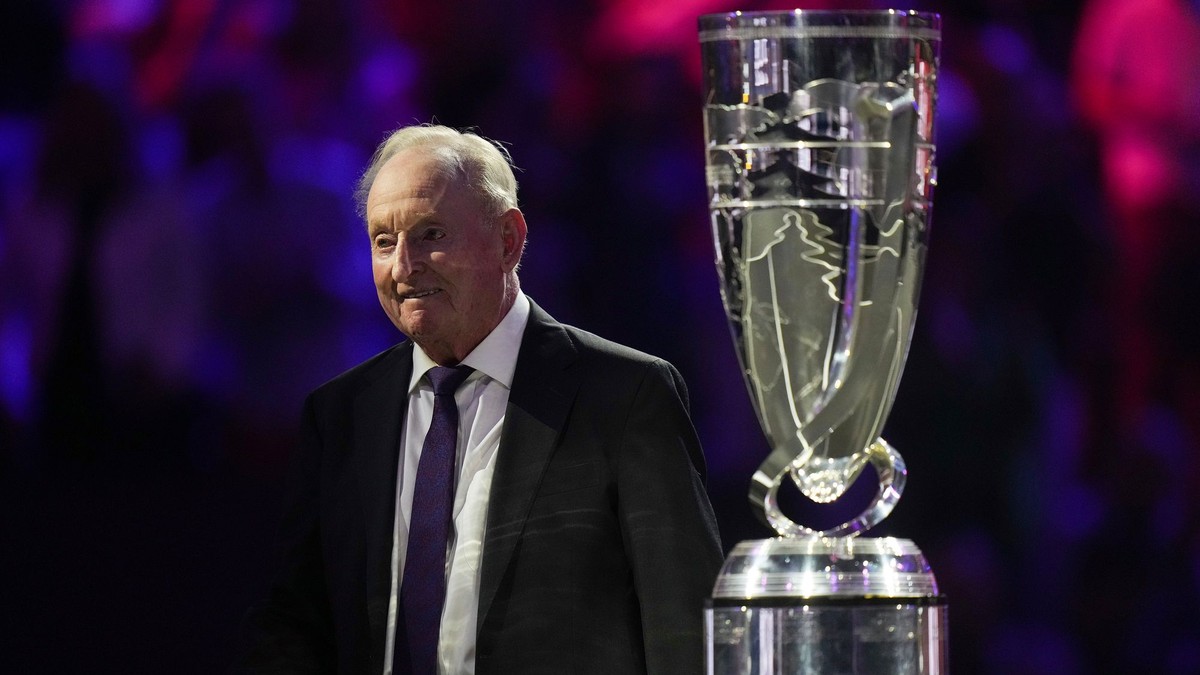 Rod Laver s trofejou pre víťaza Laver Cup. 