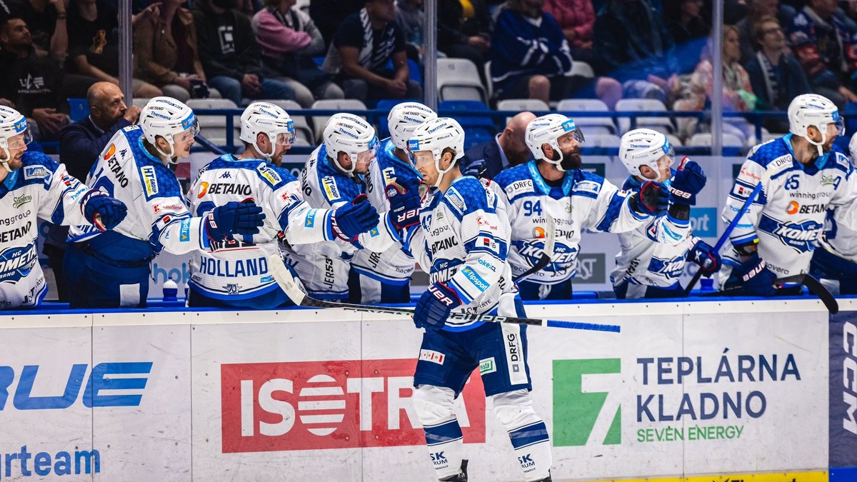 Hokejisti HC Kometa Brno sa tešia po góle. 