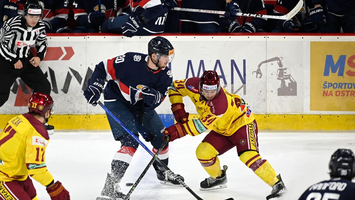 Momentka zo zápasu Dukla Trenčín - HC Slovan Bratislava.