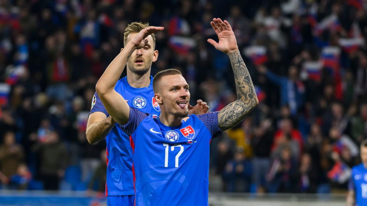 Norbert Gyömbér a Lukáš Haraslín oslavujú gól v zápase Slovensko - Island v kvalifikácii EURO 2024.