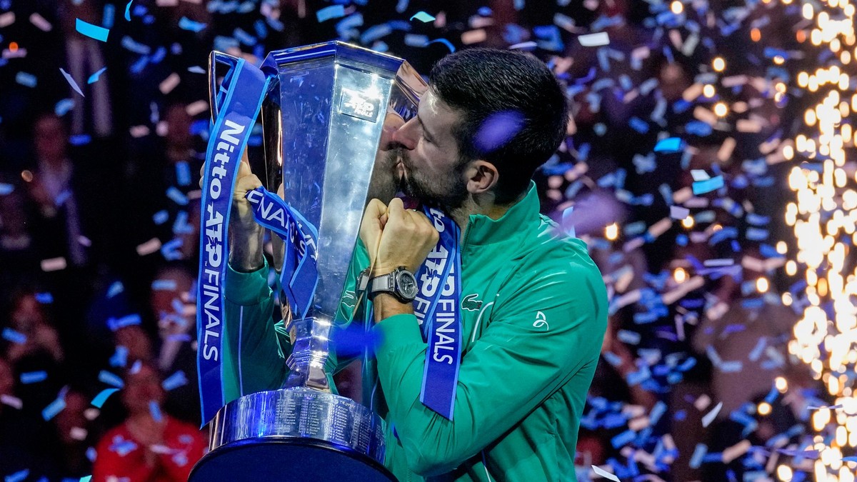 Novak Djokovič s trofejou po triumfe na Turnaji majstrov 2023.