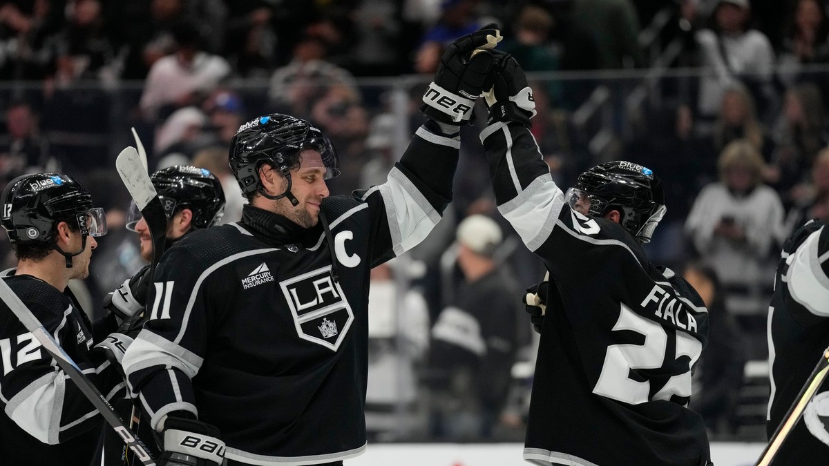 Anže Kopitar (11) a Kevin Fiala (22).