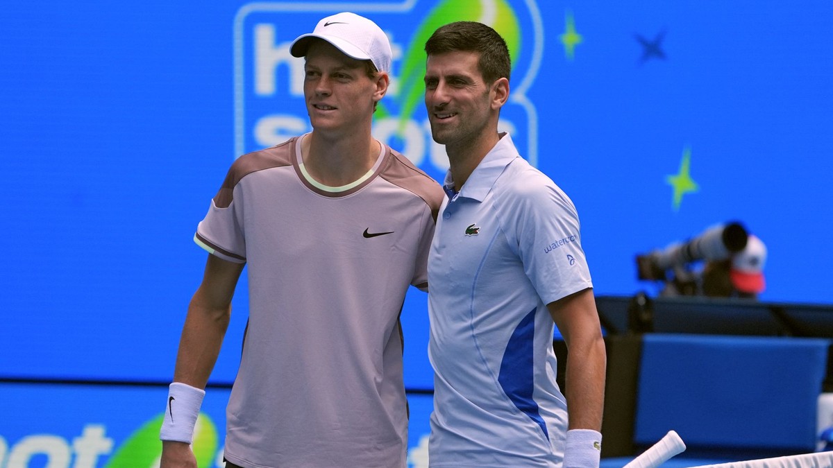 Novak Djokovič a Jannik Sinner pózujú pred semifinále Australian Open.