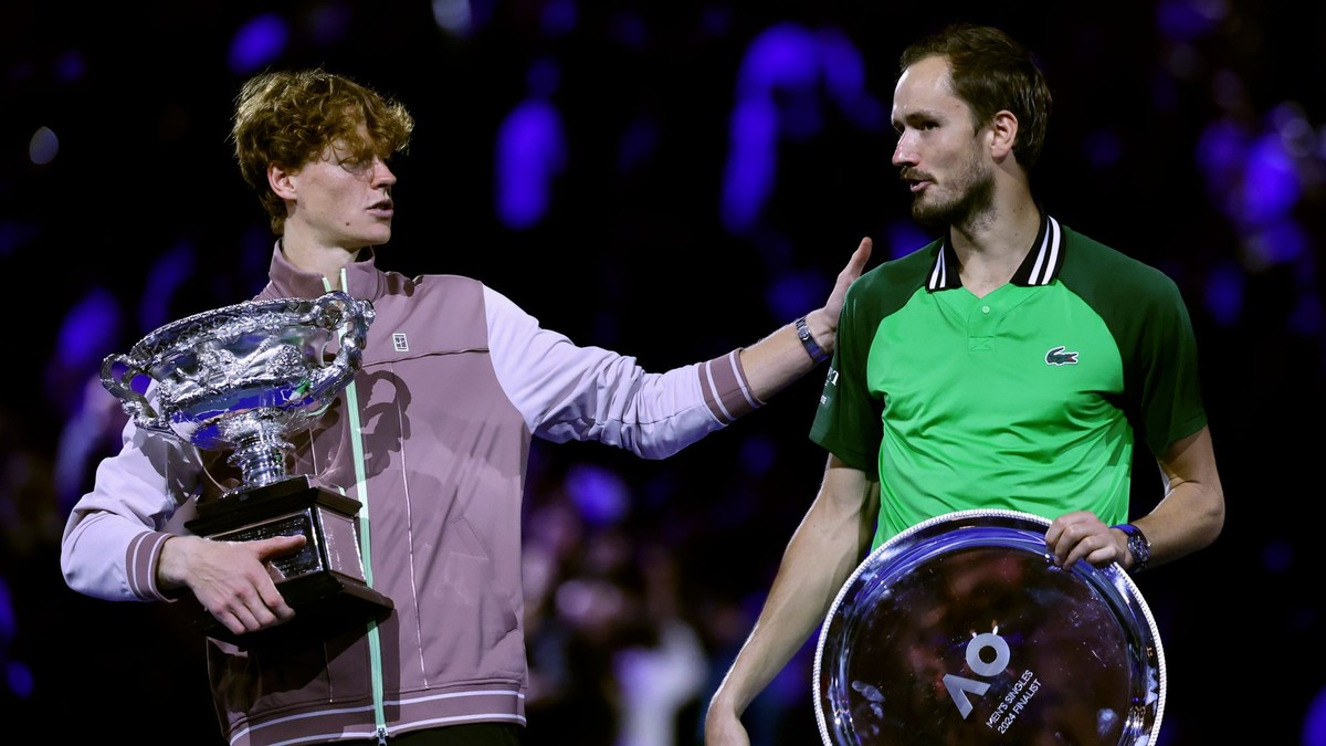 Jannik Sinner (vľavo) a Daniil Medvedev po finále na Australian Open 2024.