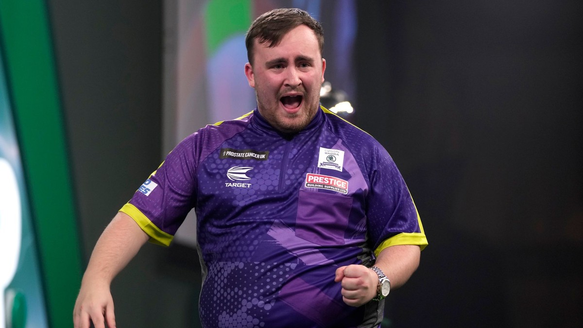 Luke Littler sa teší z výhry v sete vo finále MS v šípkach 2024.