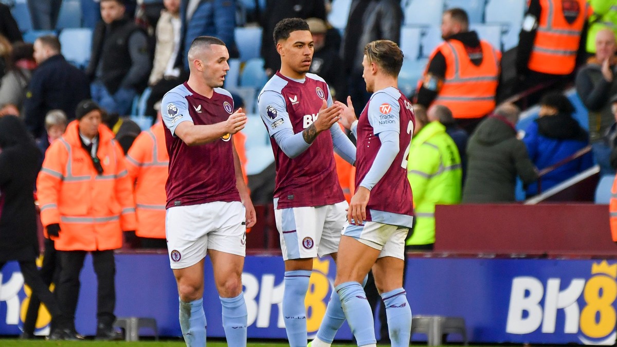 Hráči Aston Villy oslavujú gól.