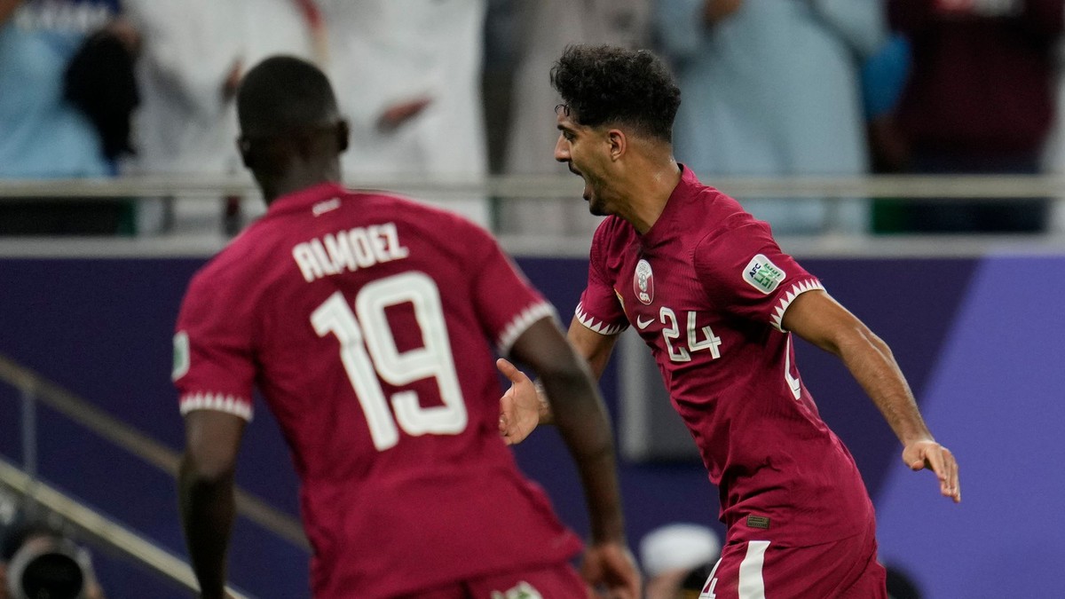 Katarský stredopoliar Jassem Gaber Abdulsallam oslavuje svoj gól v semifinále Ázijského pohára vo futbale Irán - Katar.