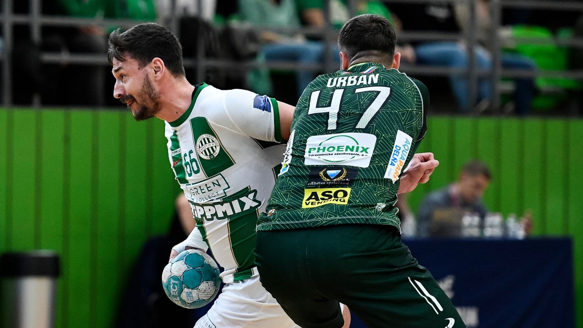 Máté Lékai (vľavo) a Lukáš Urban v prvom štvrťfinále Európskeho pohára EHF FTC-Green Collect Budapešť - Tatran Prešov.