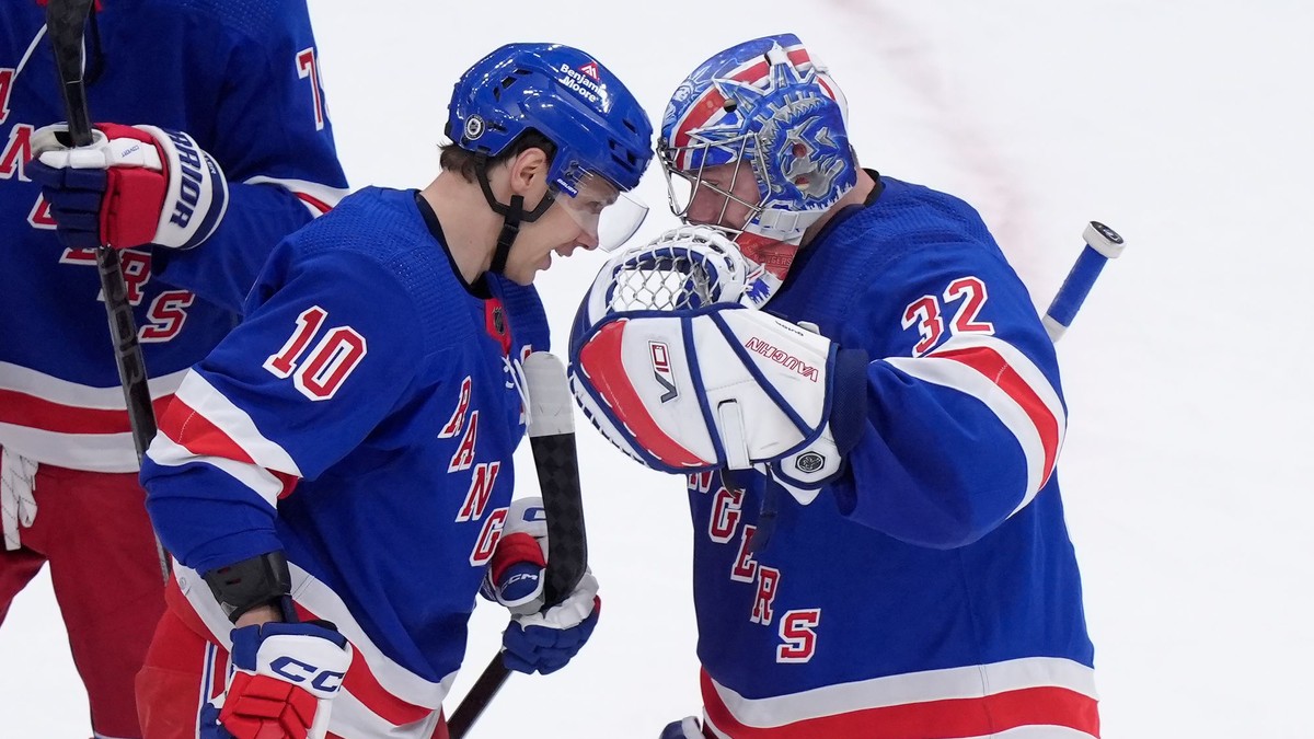Brankár Jonathan Quick a Artemi Panarin (10).