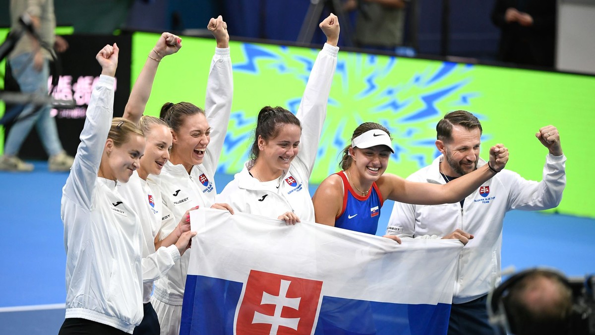 Kapitán Matej Lipták, slovenské tenistky Renáta Jamrichová, Viktória Hrunčáková, Tereza Mihalíková, Rebecca Šramková a Anna Karolína Schmiedlová.