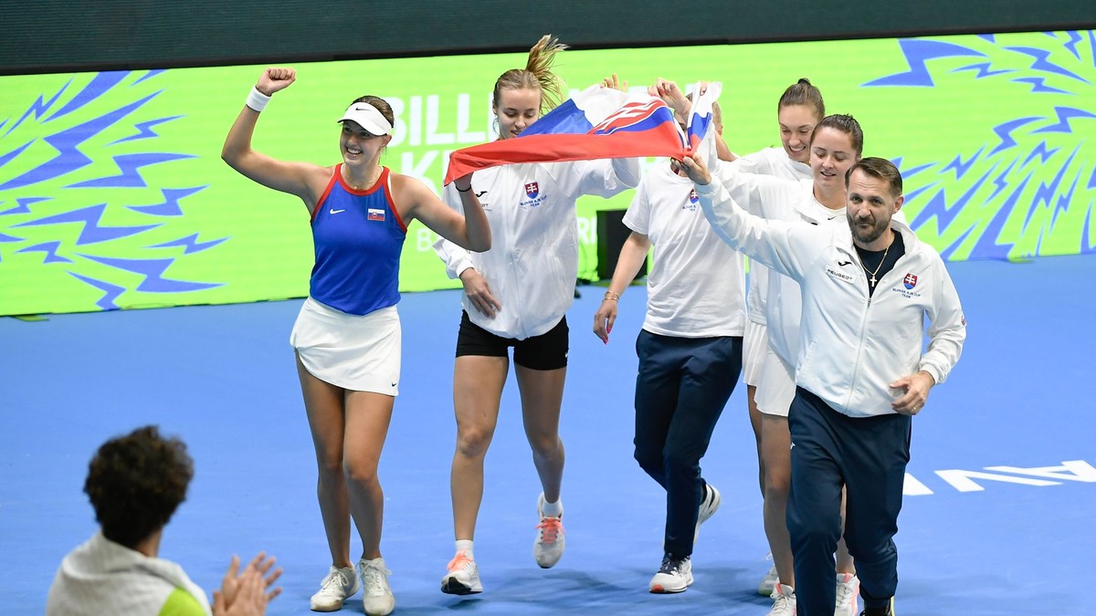 Sprava nehrajúci kapitán Matej Lipták, Viktória Hrunčáková,  Tereza Mihalíková, Rebecca Šramková, Anna Karolína Schmiedlová a Renáta Jamrichová sa radujú po postupe na finálový turnaj Pohára Billie Jean Kingovej.