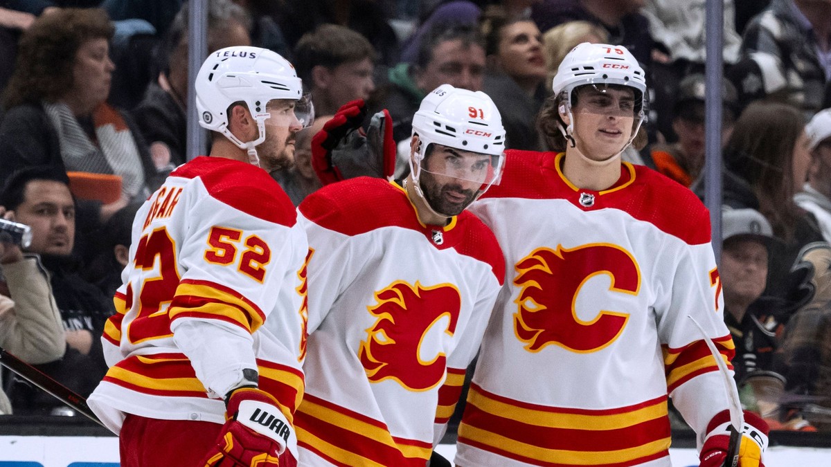 Zľava MacKenzie Weegar, Nazem Kadri a Martin Pospíšil oslavujú gól.