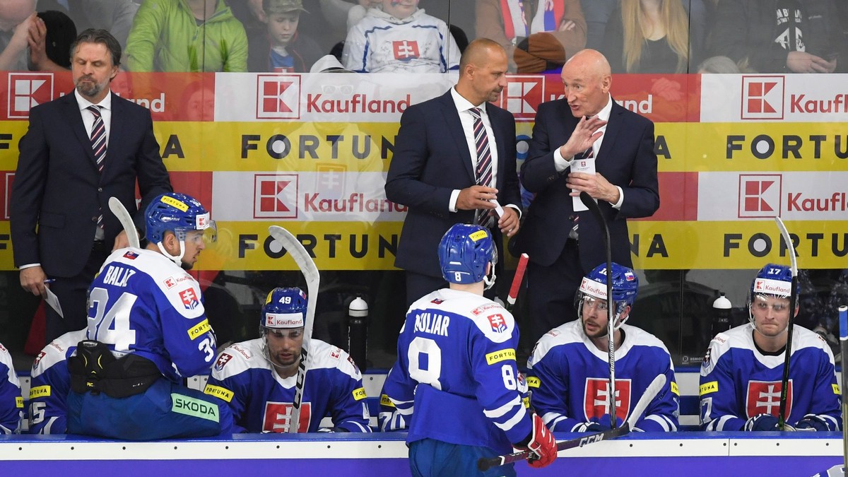 Tréner slovenskej hokejovej reprezentácie Craig Ramsay a jeho asistenti Ján Pardavý a Róbert Petrovický.