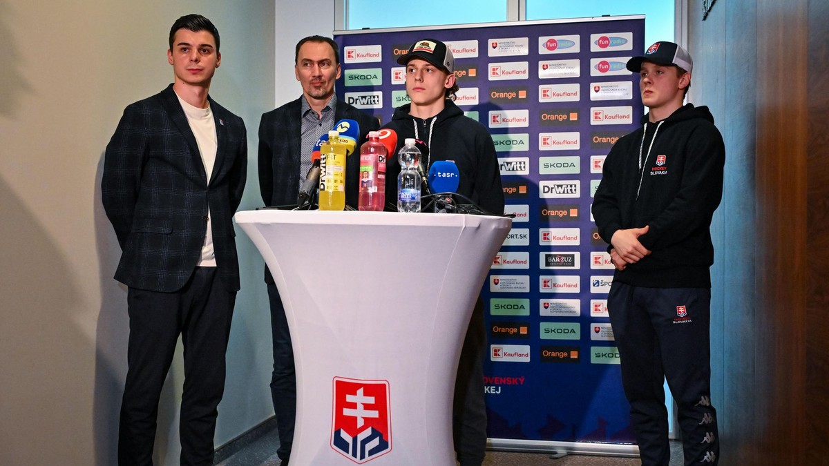 Zľava tréner Martin Dendis, prezident SZĽH Miroslav Šatan a hokejisti Luka Radivojevič a Tomáš Pobežal 
