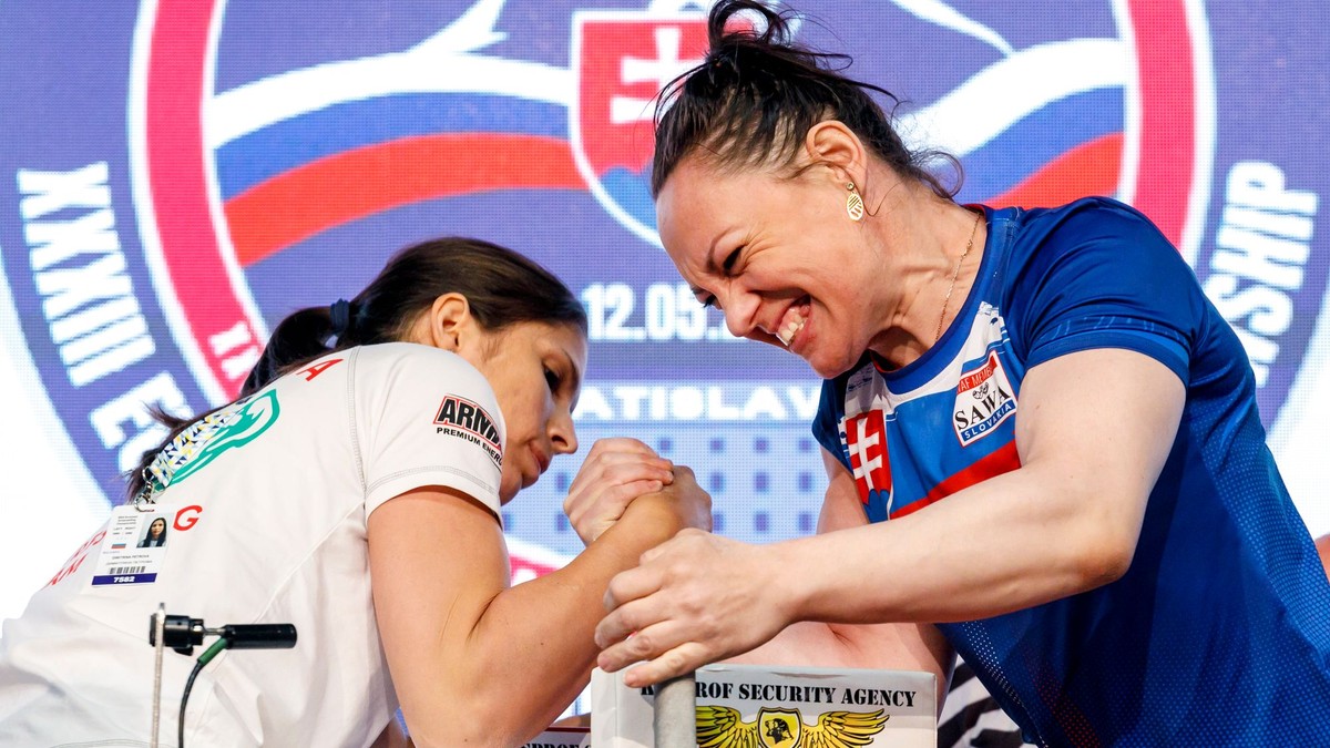 Na snímke sprava slovenská reprezentantka Lucia Debnárová a bulharská reprezentantka Dimitrina Petrovová počas 33. majstrovstiev Európy.