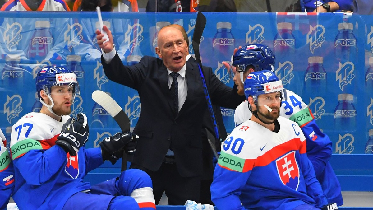 Tréner Craig Ramsay na slovenskej striedačke.
