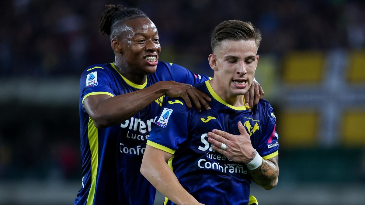 Slovenský futbalista v drese Hellasu Verona Tomáš Suslov (vpravo).