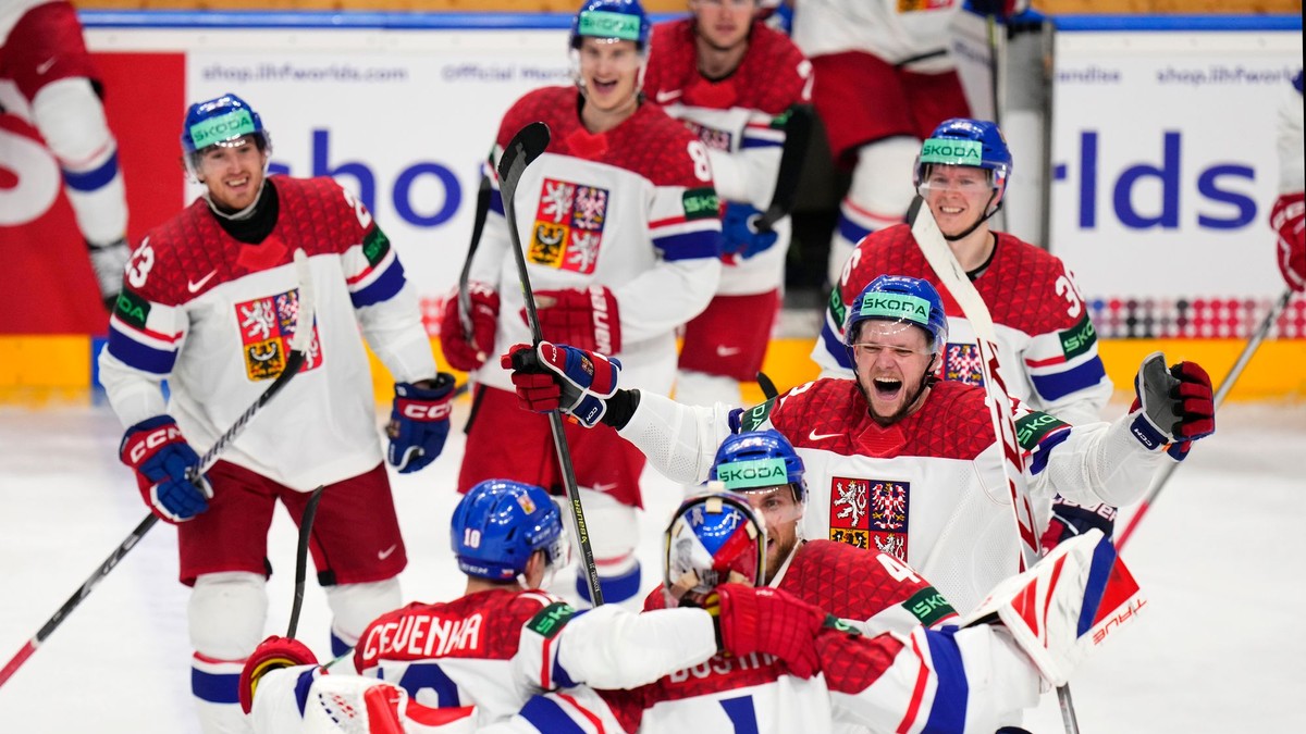 Českí hokejisti sa tešia po zápase základnej A-skupiny Česko - Fínsko.