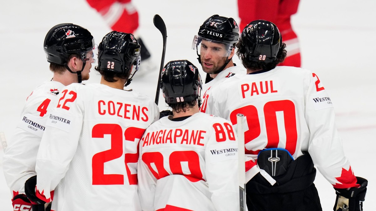 Dylan Cozens sa so spoluhráčmi teší po strelenom góle v zápase Dánsko - Kanada v skupine B na MS v hokeji 2024.