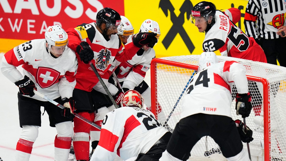 Momentka zo zápasu medzi Rakúskom a Švajčiarskom na MS v hokeji 2024.