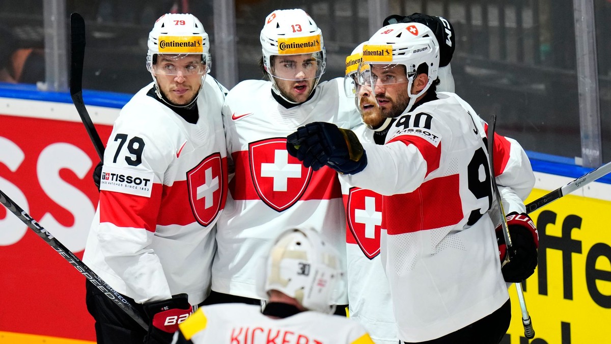 Nico Hischier (13) sa teší z gólu v zápase Rakúsko - Švajčiarsko na MS v hokeji 2024.