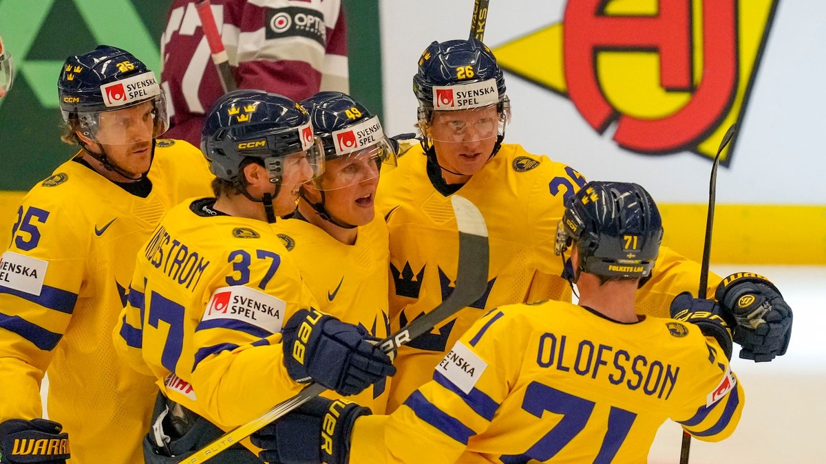 Gólové oslavy Rasmusa Dahlina s jeho spoluhráčmi v zápase Lotyšsko - Švédsko na MS v hokeji 2024.
