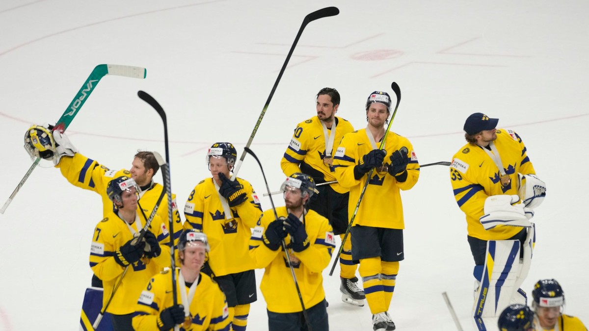 Švédski hokejisti oslavujú zisk bronzových medailí na MS v hokeji 2024.