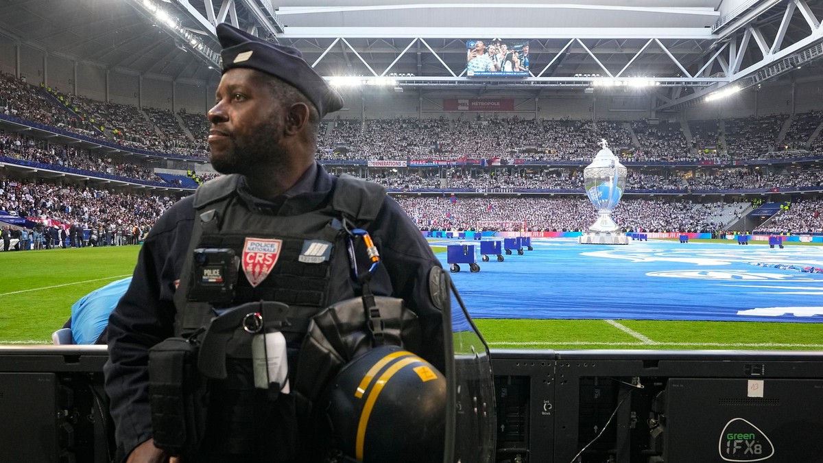 Policajt pred finále Francúzskeho pohára medzi Lyonom a Parížom St. Germain. 