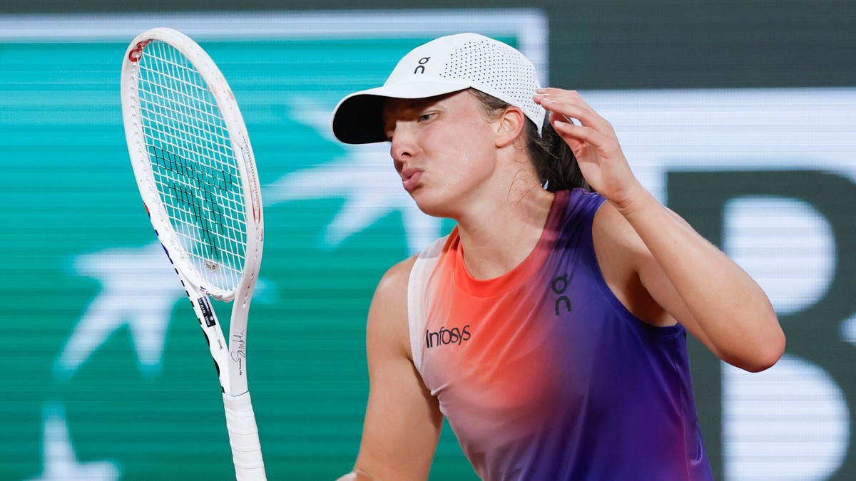 Poľská tenistka Iga Swiateková počas zápasu druhého kola Roland Garros 2024 proti Naomi Osakovej. 