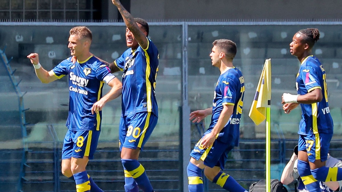 Gólové oslavy Darka Lazoviča a jeho spoluhráčov v zápase 35. kola Serie A proti Fiorentine.