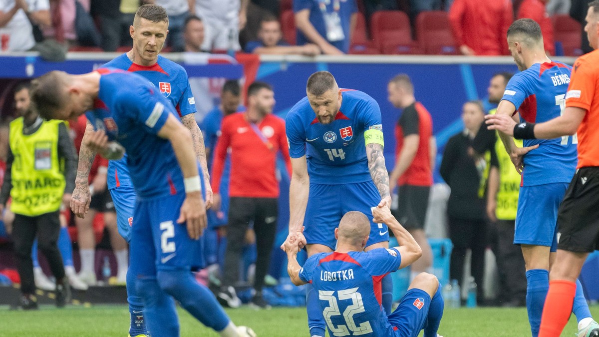 Na snímke sú slovenskí futbalisti po prehre s Ukrajinou na EURO 2024. 
