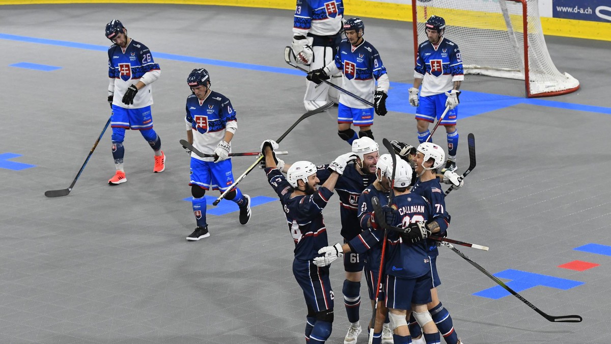 Americkí reprezentanti sa tešia po strelenom góle v zápase Slovensko - USA vo štvrťfinále MS v hokejbale 2024.