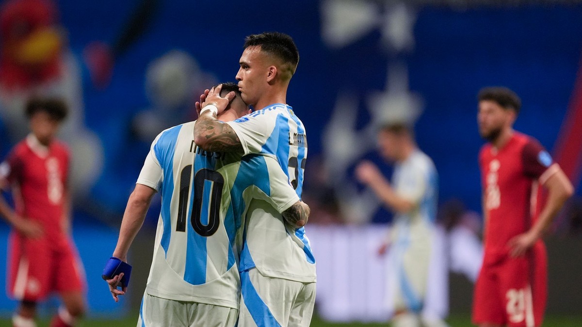 Lautaro Martinez a Lionel Messi oslavujú gól.