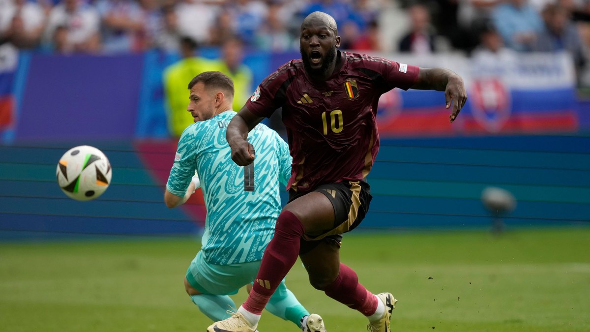 Romelu Lukaku proti slovenskému brankárovi Martinovi Dúbravkovi na ME 2024.