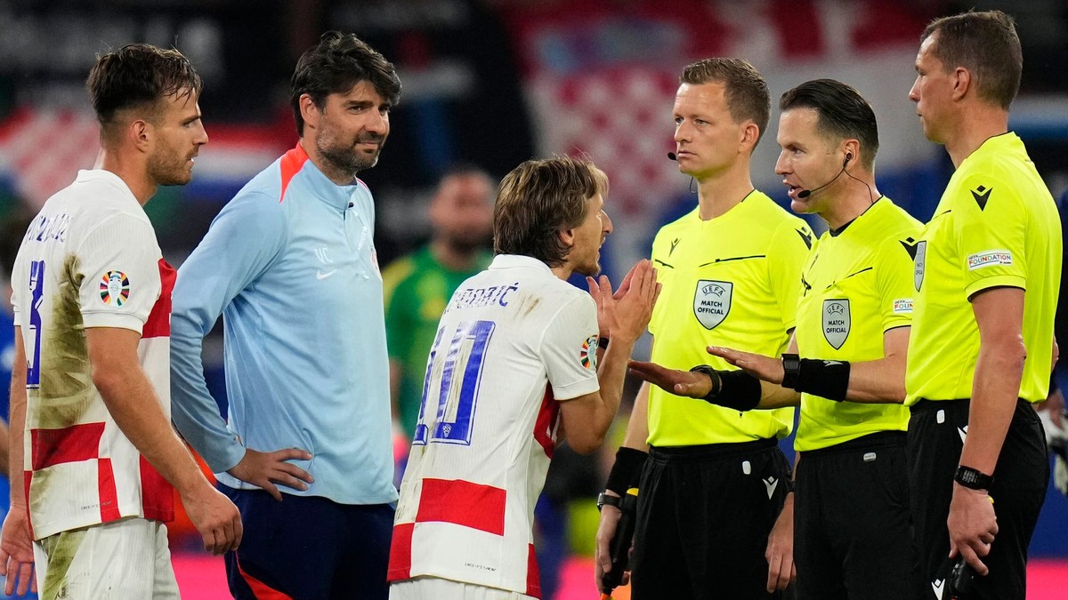 Luka Modrič komunikuje s rozhodcom Dannym Makkeliem po zápase na EURO 2024.