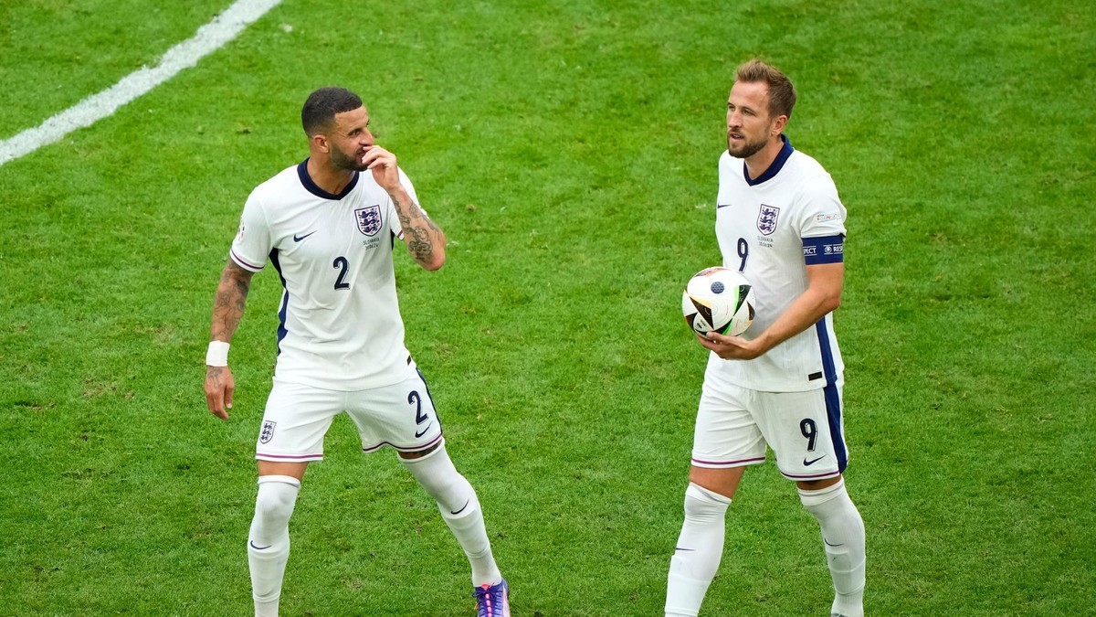 Kyle Walker a Harry Kane v zápase Slovensko - Anglicko v osemfinále EURO 2024.