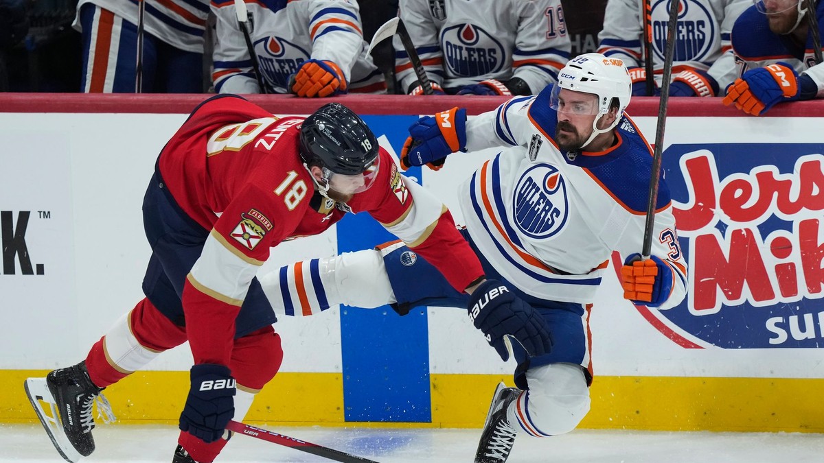 Steven Lorentz (vľavo) a Sam Carrick v druhom zápase finále play-off NHL Florida Panthers - Edmonton Oilers.