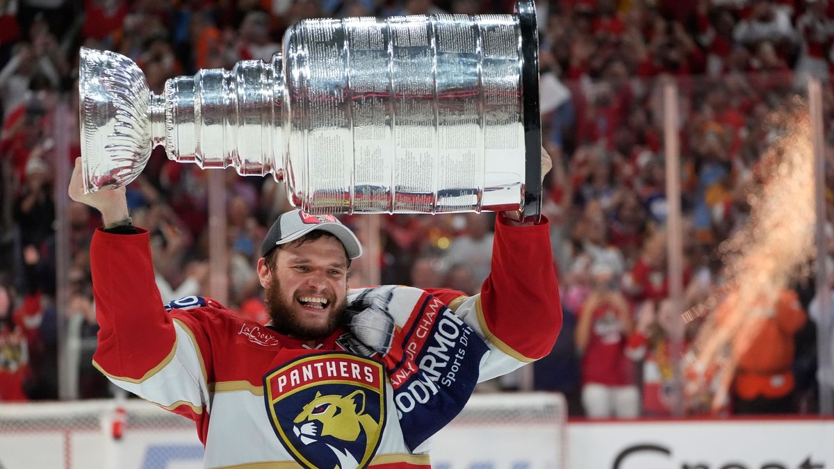 Aleksander Barkov so Stanley Cupom.