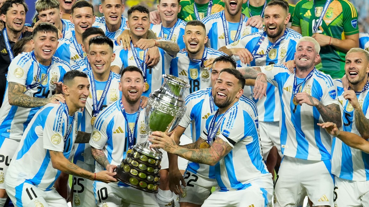 Hráči Argetíny oslavujú s trofejou titul Copa America